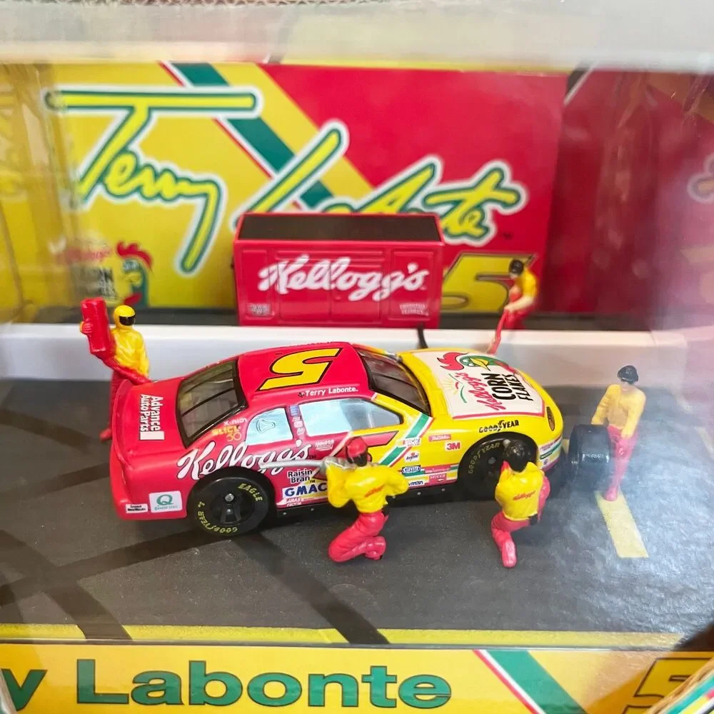 Racing Champions Terry Labonte #5 Kellogg's Corn Flakes 1:64 Pit Crew Set NASCAR
